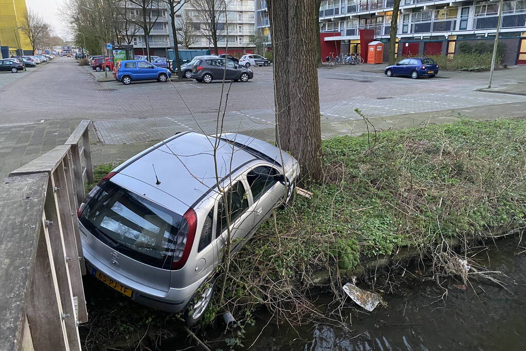Auto vast tussen boom en brug, inzittenden slaan op de vlucht