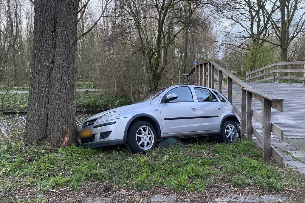Auto vast tussen boom en brug, inzittenden slaan op de vlucht