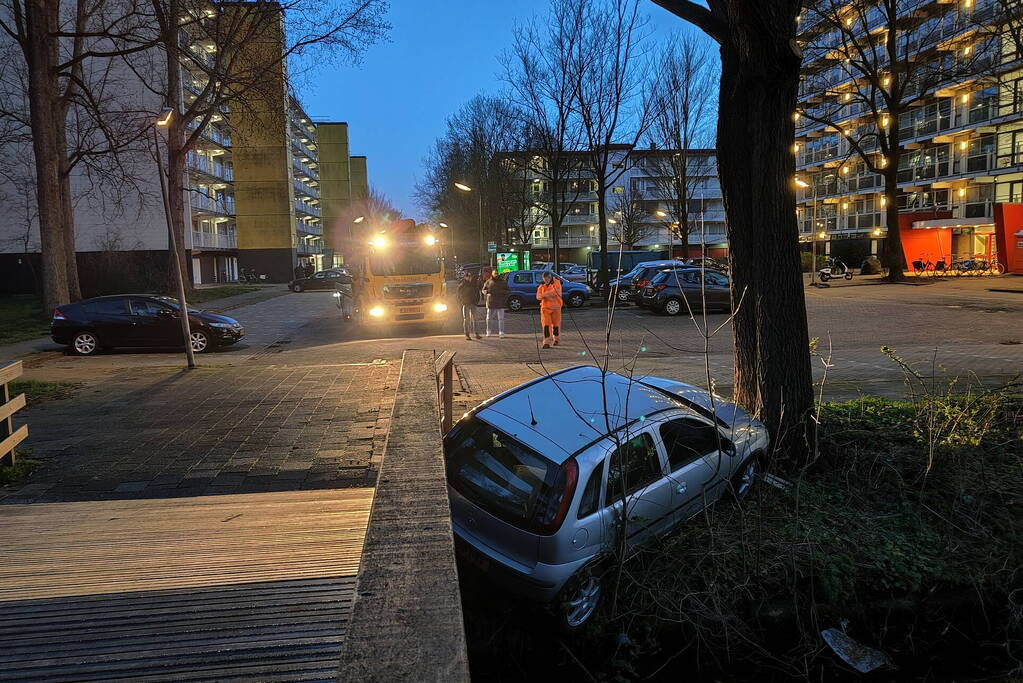Auto vast tussen boom en brug, inzittenden slaan op de vlucht