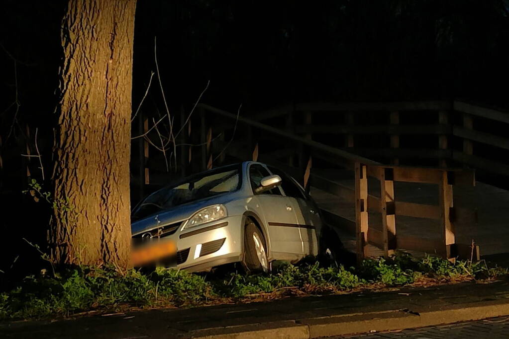 Auto vast tussen boom en brug, inzittenden slaan op de vlucht