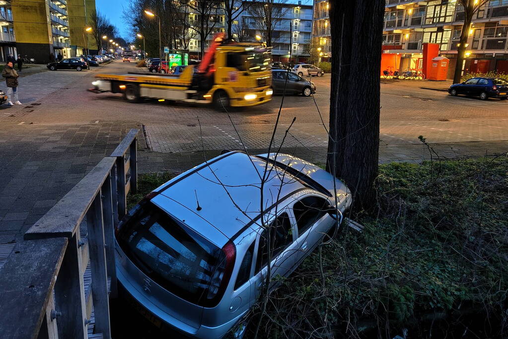 Auto vast tussen boom en brug, inzittenden slaan op de vlucht