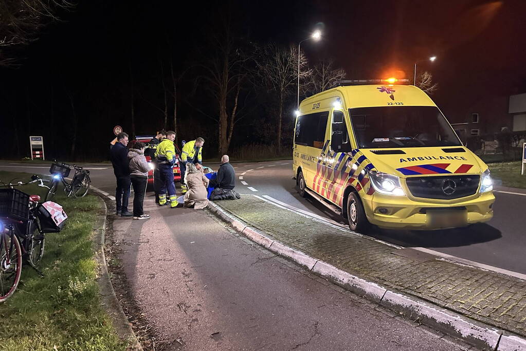 Jongedame op fiets geschept door automobilist