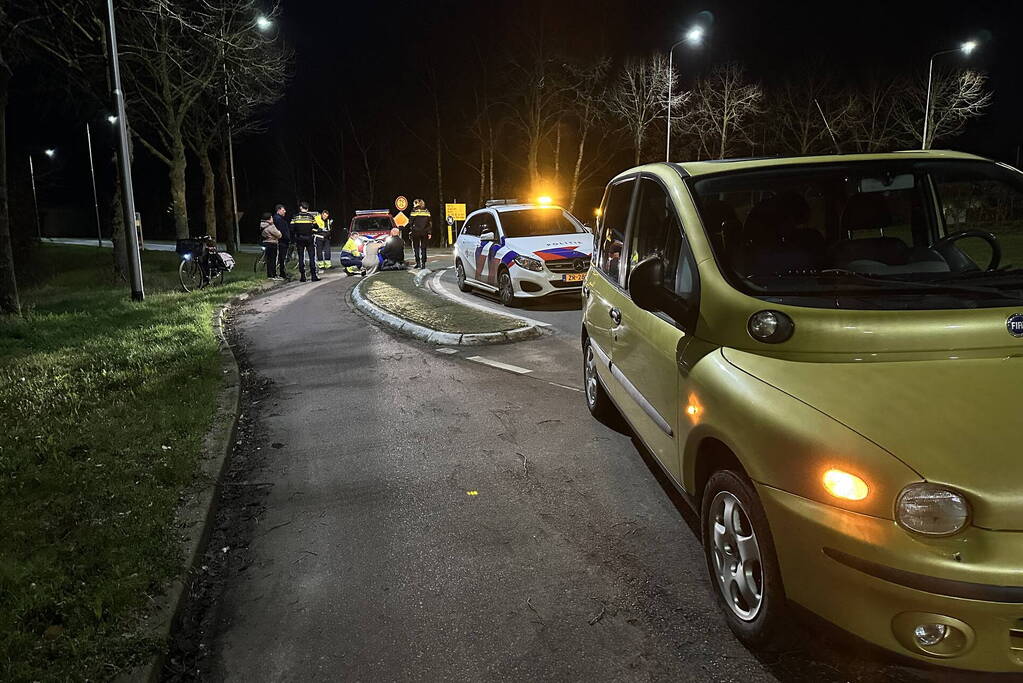 Jongedame op fiets geschept door automobilist