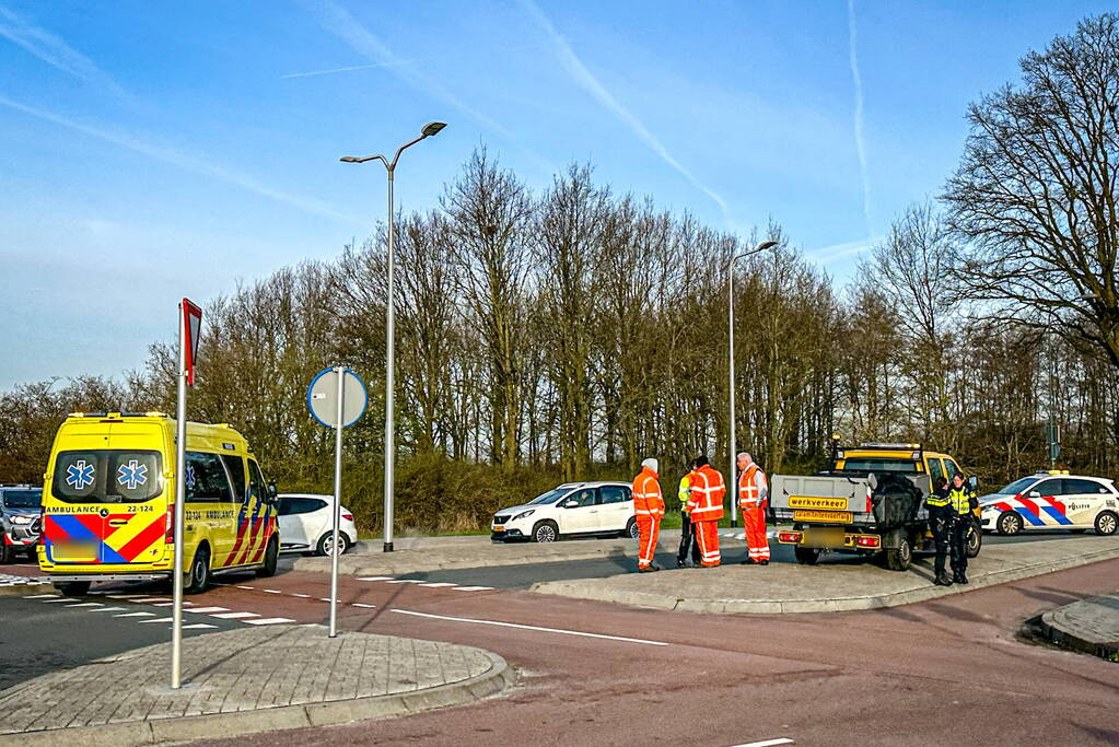 Overstekende scooterrijder aangereden door automobilist