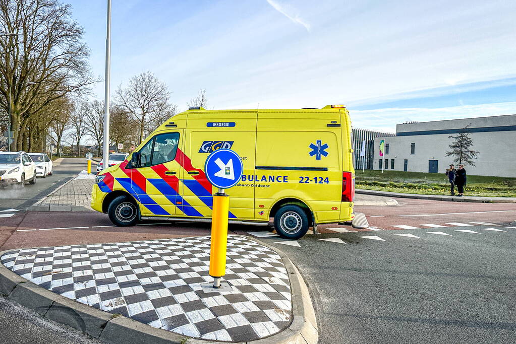 Overstekende scooterrijder aangereden door automobilist