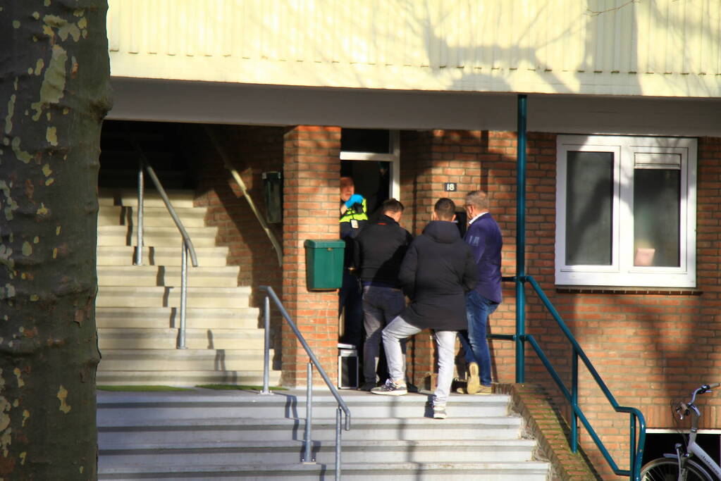 Politie doet inval in woning