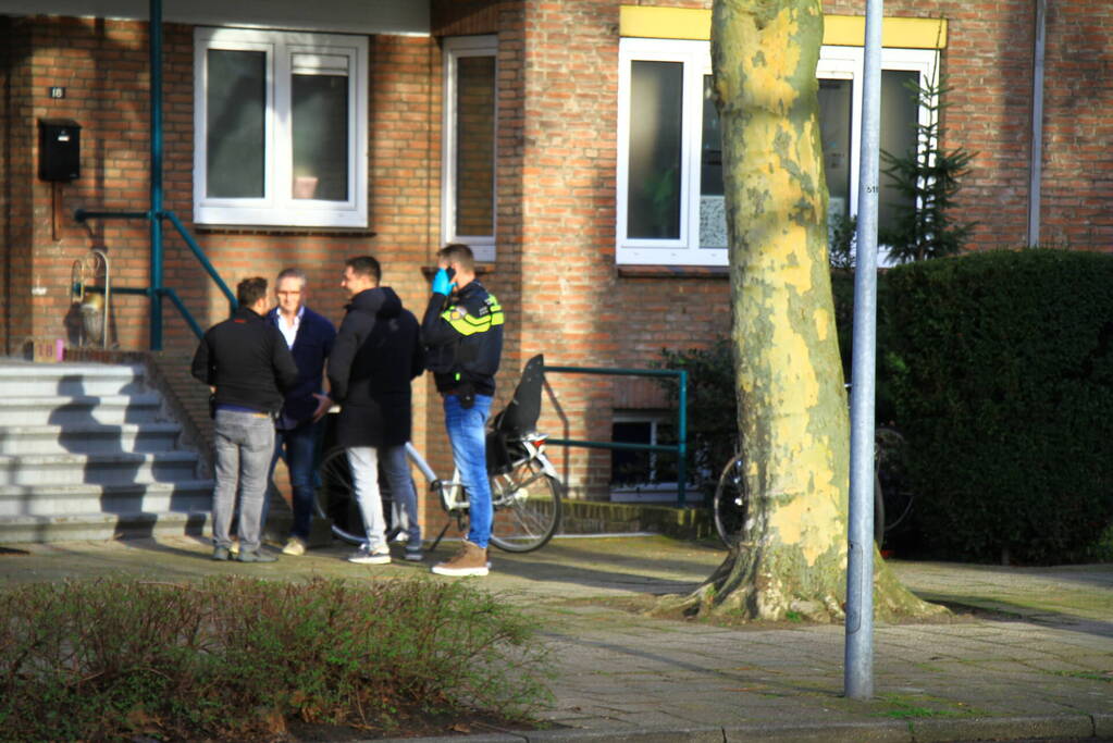 Politie doet inval in woning