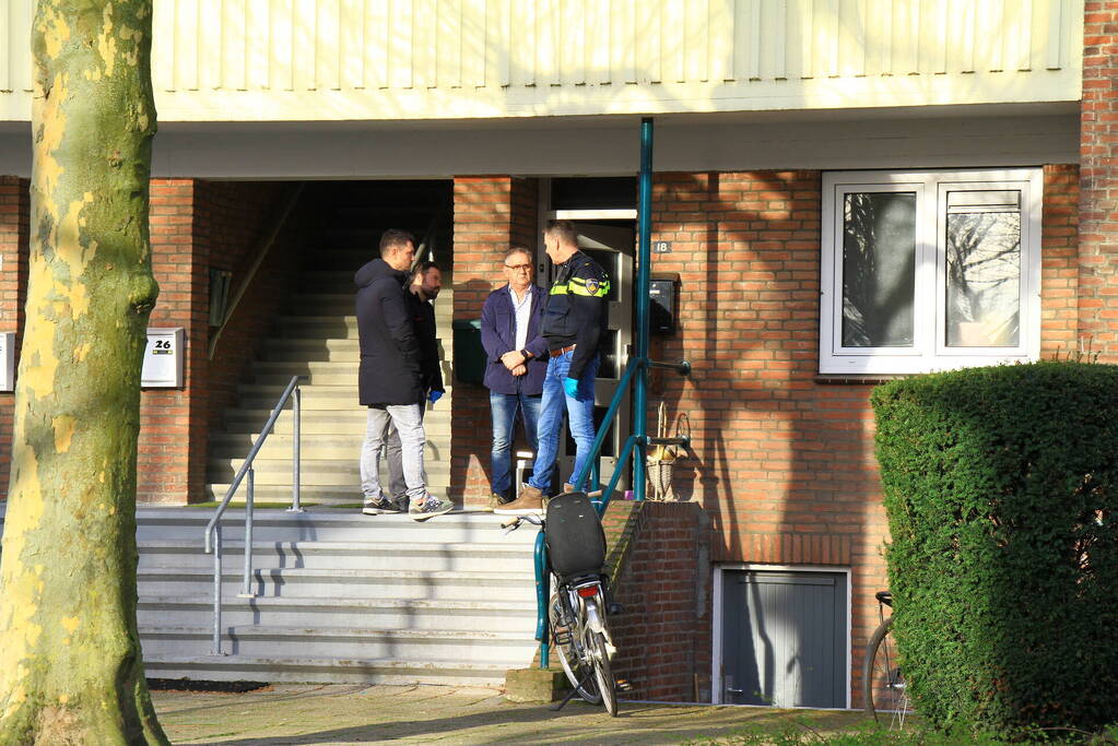 Politie doet inval in woning