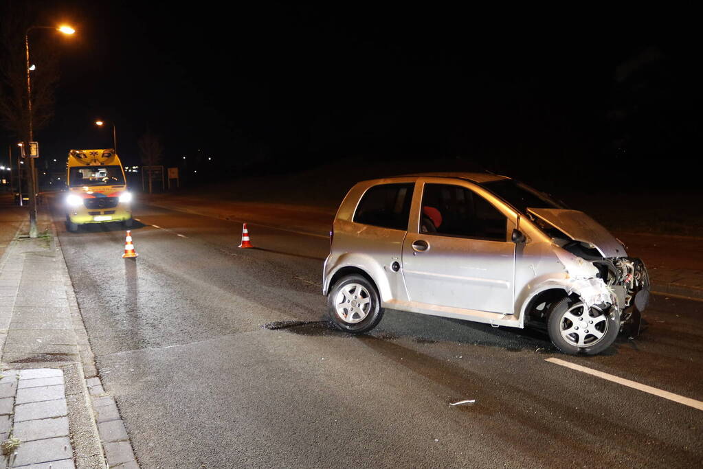 Brommobiel komt tot stilstand tegen boom