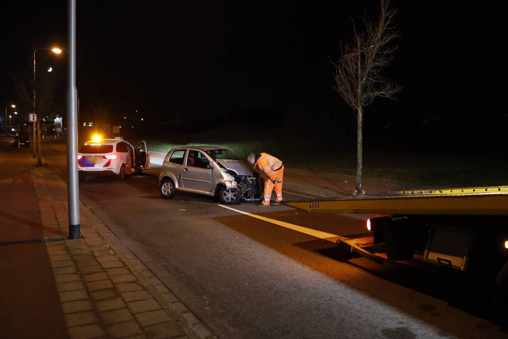 Brommobiel komt tot stilstand tegen boom