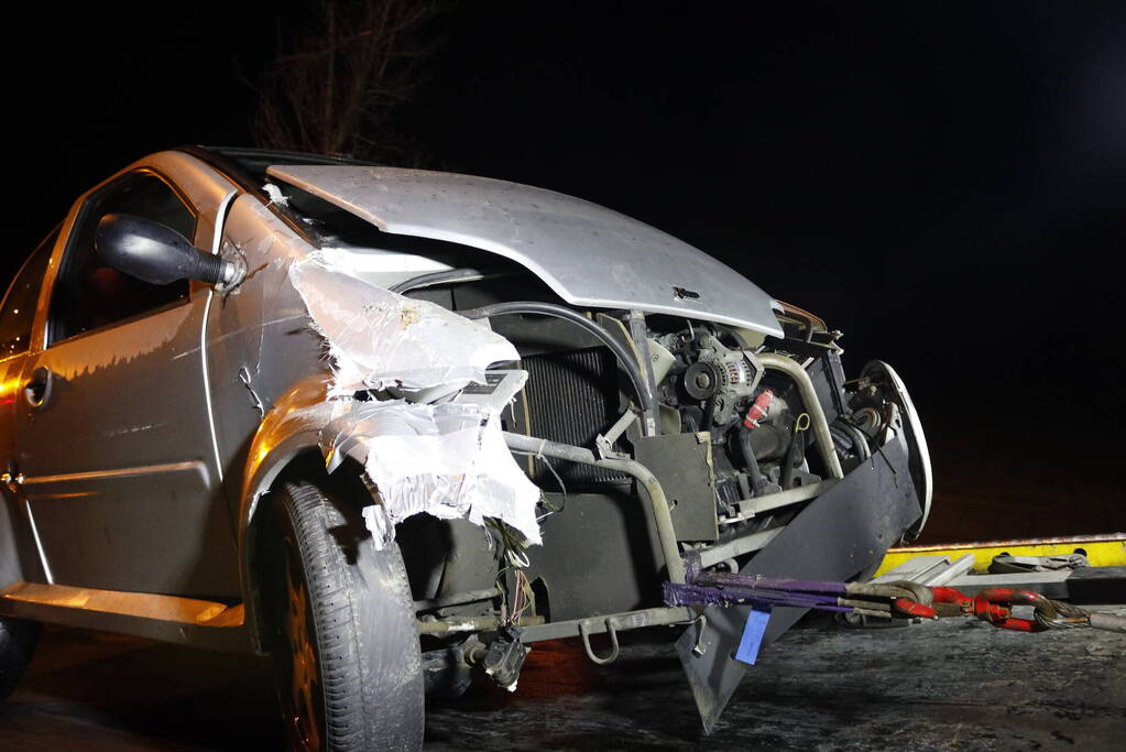 Brommobiel komt tot stilstand tegen boom