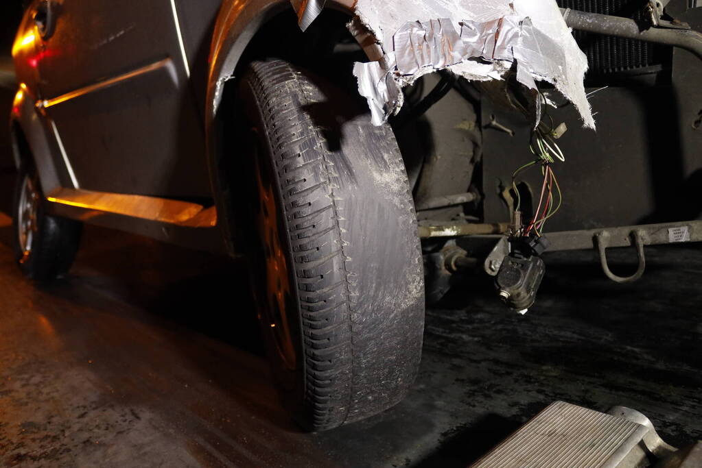 Brommobiel komt tot stilstand tegen boom