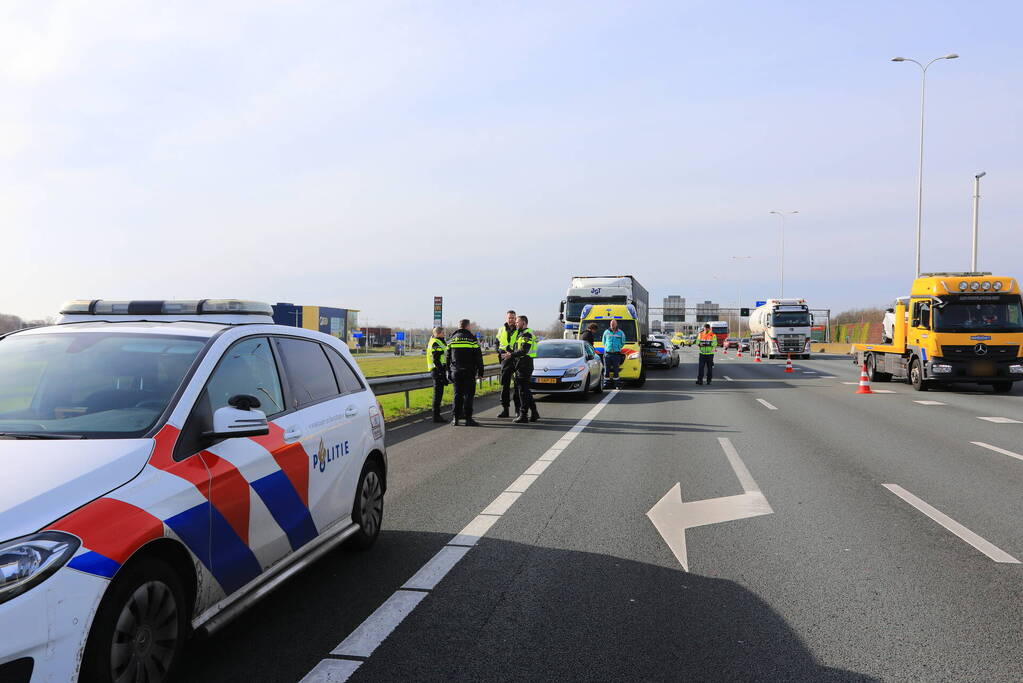 Auto vast onder vrachtwagen oplegger