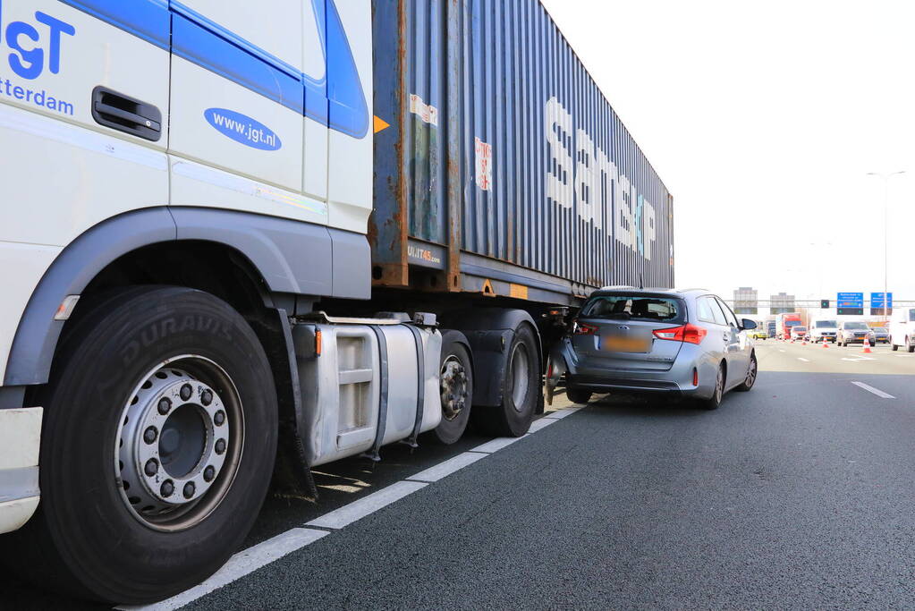 Auto vast onder vrachtwagen oplegger