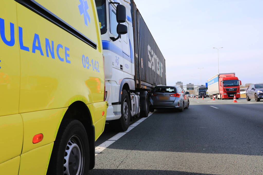 Auto vast onder vrachtwagen oplegger