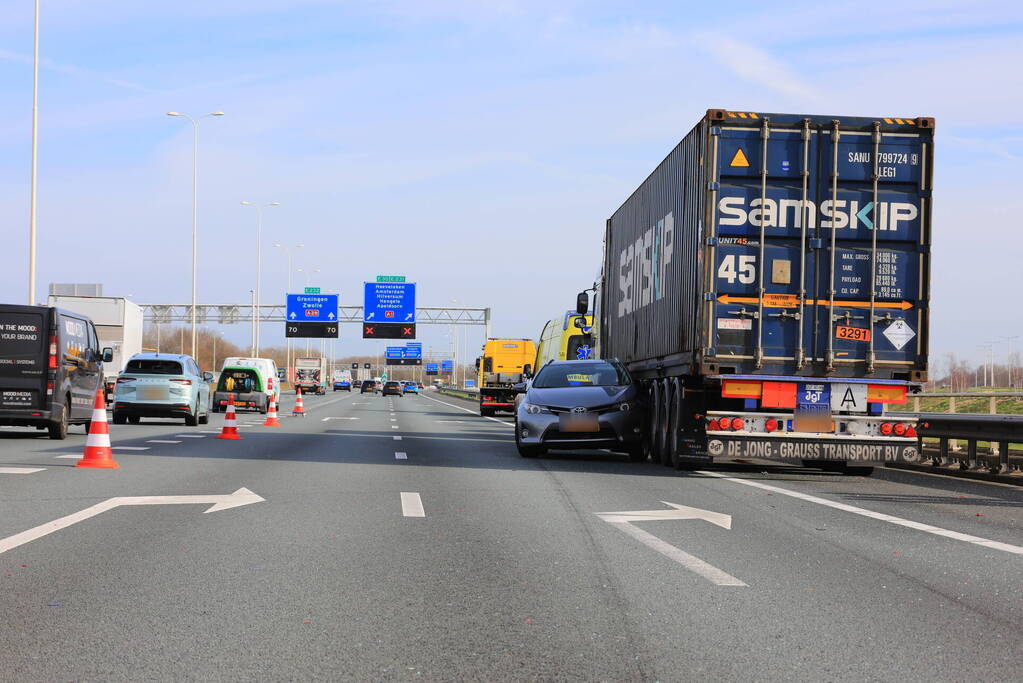 Auto vast onder vrachtwagen oplegger