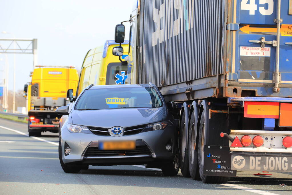 Auto vast onder vrachtwagen oplegger