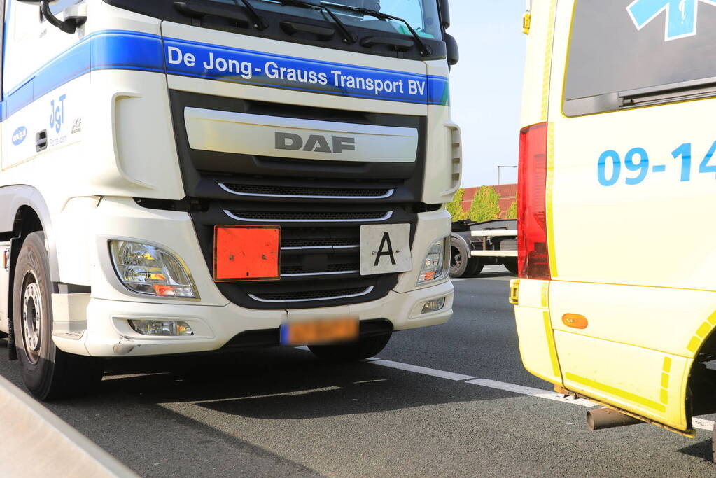 Auto vast onder vrachtwagen oplegger