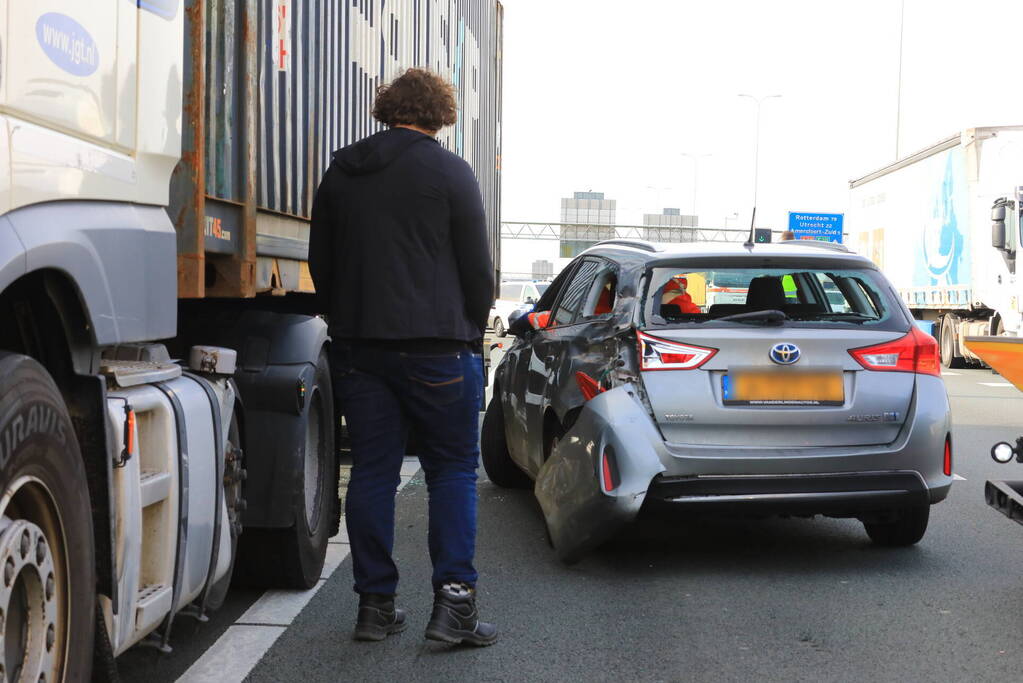 Auto vast onder vrachtwagen oplegger