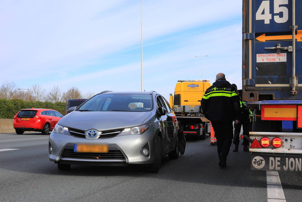 Auto vast onder vrachtwagen oplegger