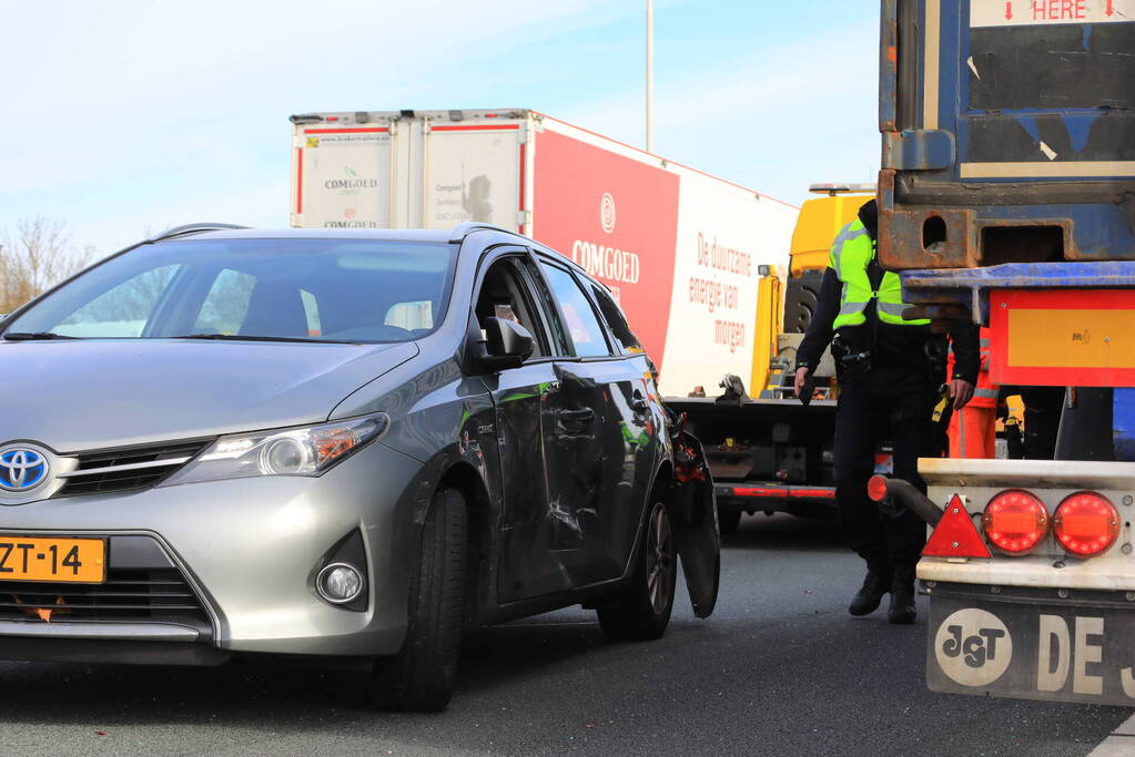 Auto vast onder vrachtwagen oplegger