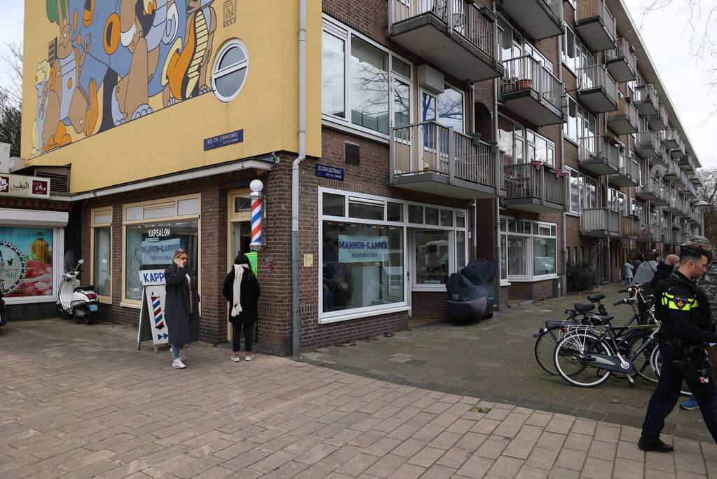 Medewerker kapperszaak gewond bij overval
