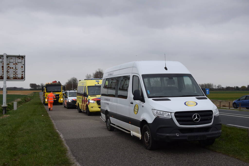 Taxibus raakt van de weg en ramt paaltjes