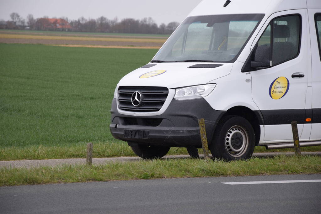 Taxibus raakt van de weg en ramt paaltjes