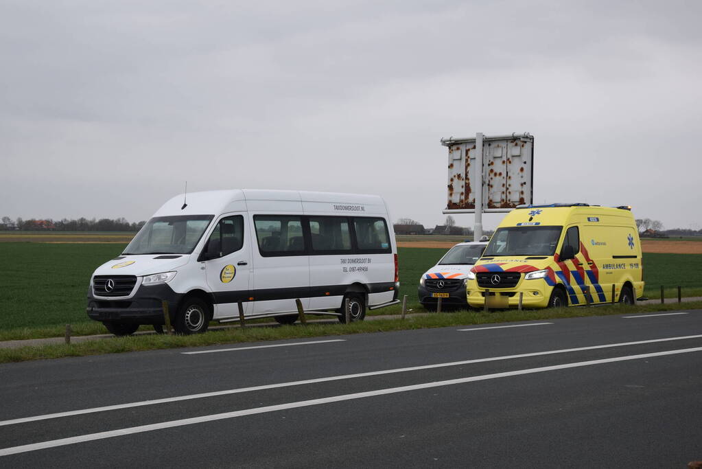 Taxibus raakt van de weg en ramt paaltjes