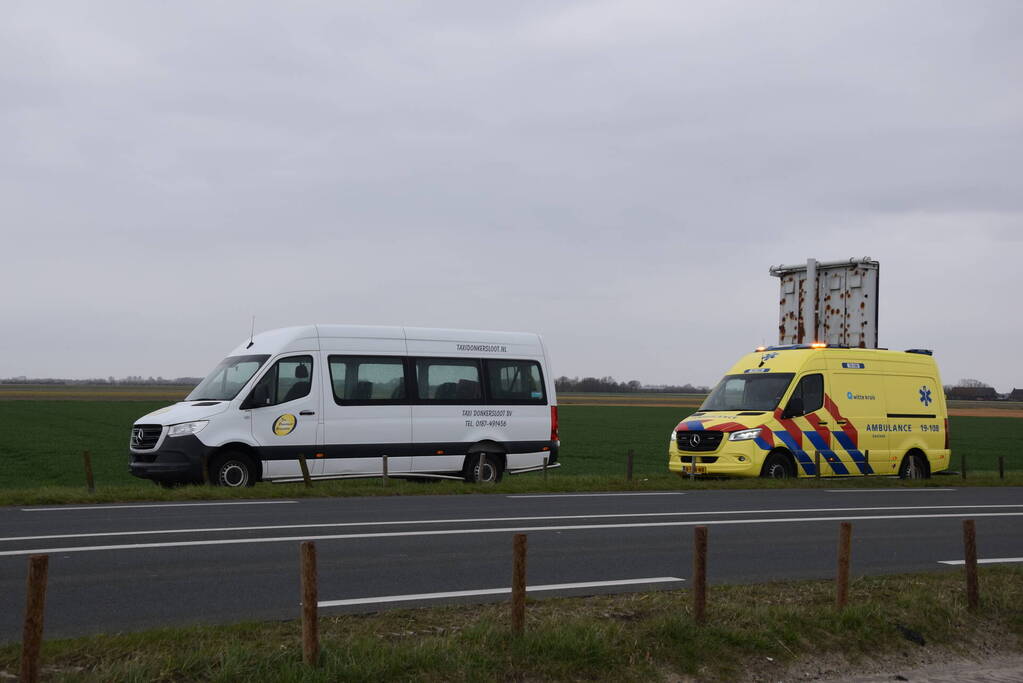 Taxibus raakt van de weg en ramt paaltjes