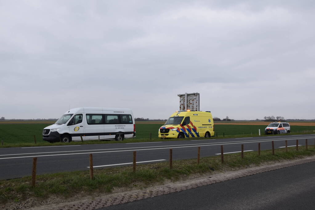 Taxibus raakt van de weg en ramt paaltjes