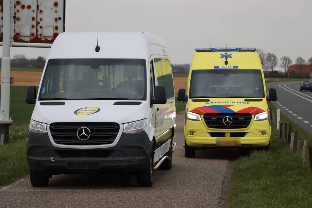 Taxibus raakt van de weg en ramt paaltjes