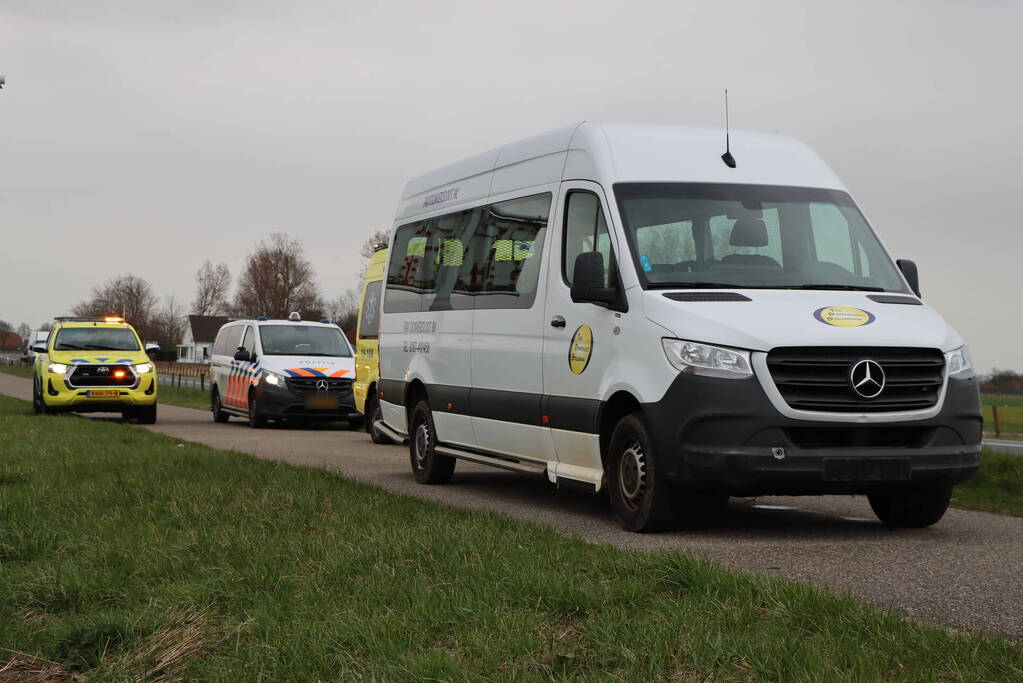 Taxibus raakt van de weg en ramt paaltjes
