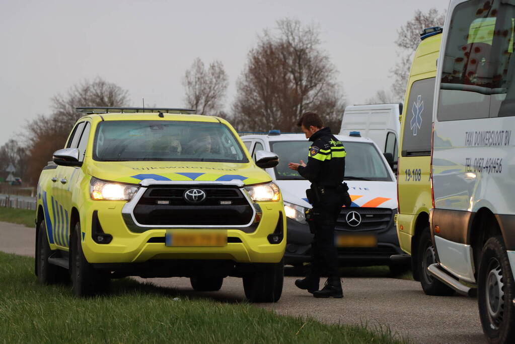 Taxibus raakt van de weg en ramt paaltjes
