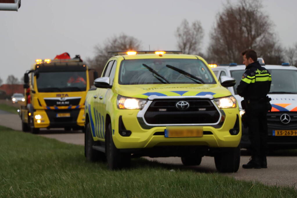 Taxibus raakt van de weg en ramt paaltjes