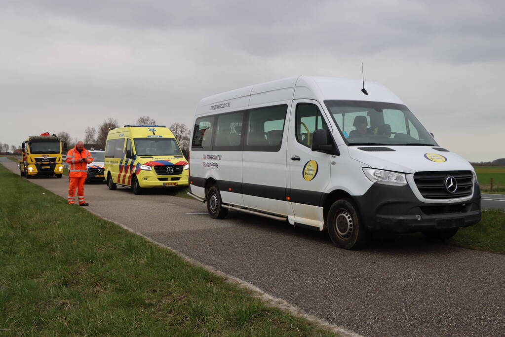Taxibus raakt van de weg en ramt paaltjes