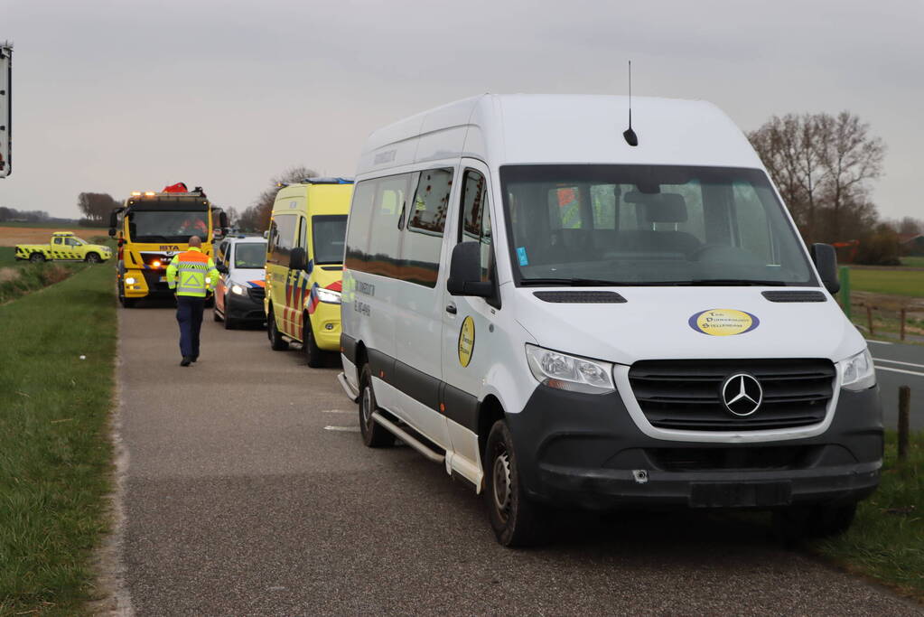 Taxibus raakt van de weg en ramt paaltjes