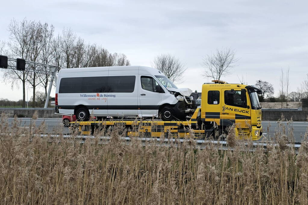 Twee taxibussen en personenauto in botsing