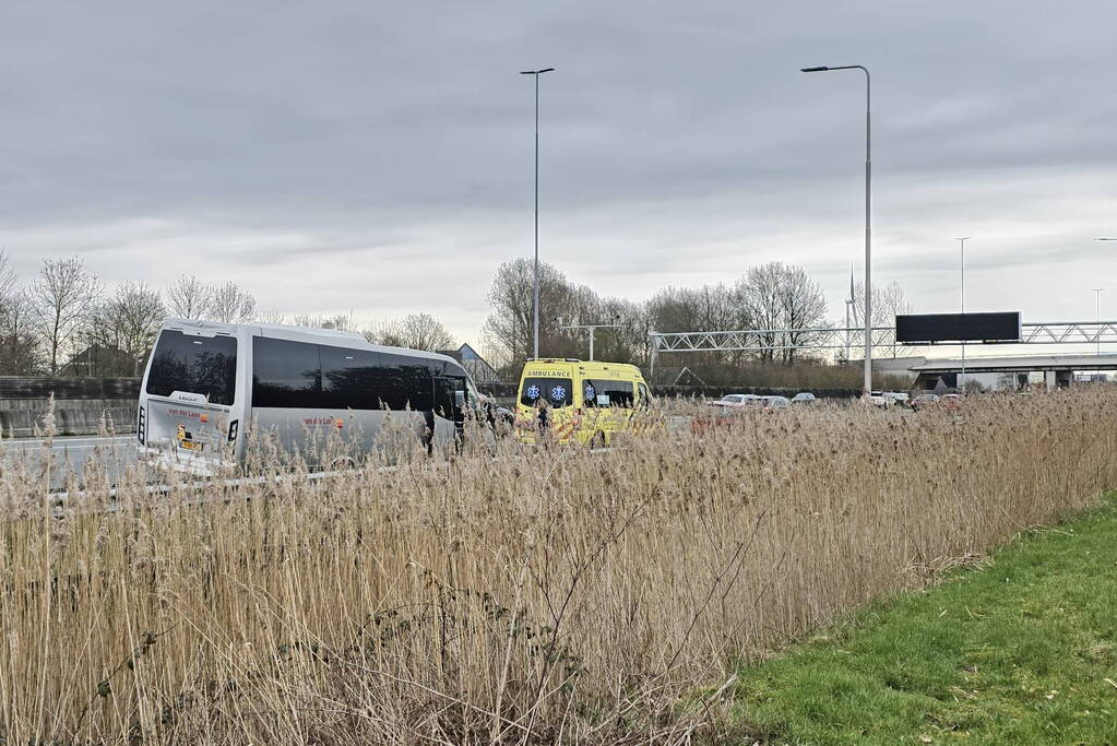 Twee taxibussen en personenauto in botsing