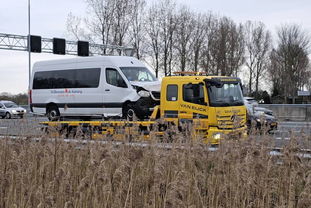 Twee taxibussen en personenauto in botsing