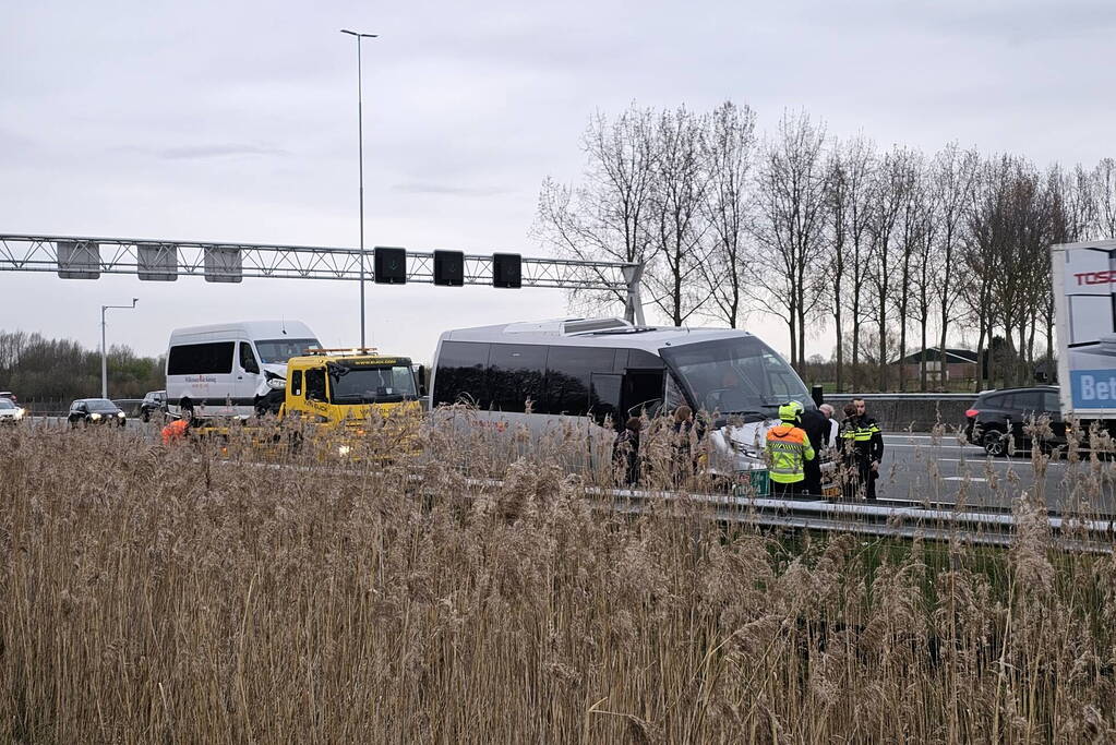 Twee taxibussen en personenauto in botsing