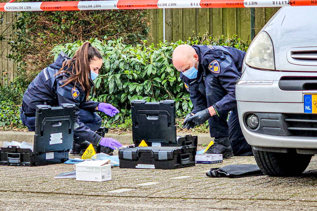 Forensische Opsporing onderzoekt wapen na aanhoudingen