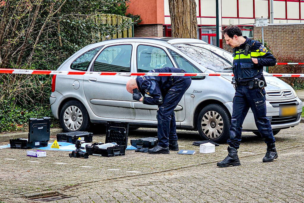 Forensische Opsporing onderzoekt wapen na aanhoudingen