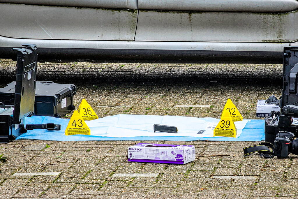 Forensische Opsporing onderzoekt wapen na aanhoudingen
