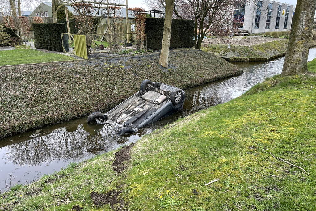 Automobilist rijdt achter uit belandt te water