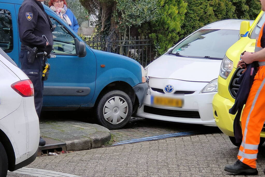 Automobilist botst op geparkeerde voertuig
