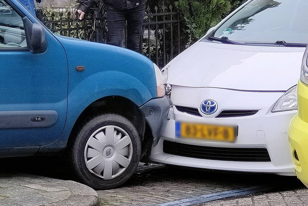 Automobilist botst op geparkeerde voertuig