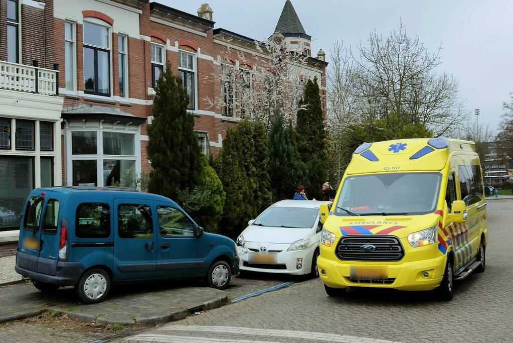 Automobilist botst op geparkeerde voertuig