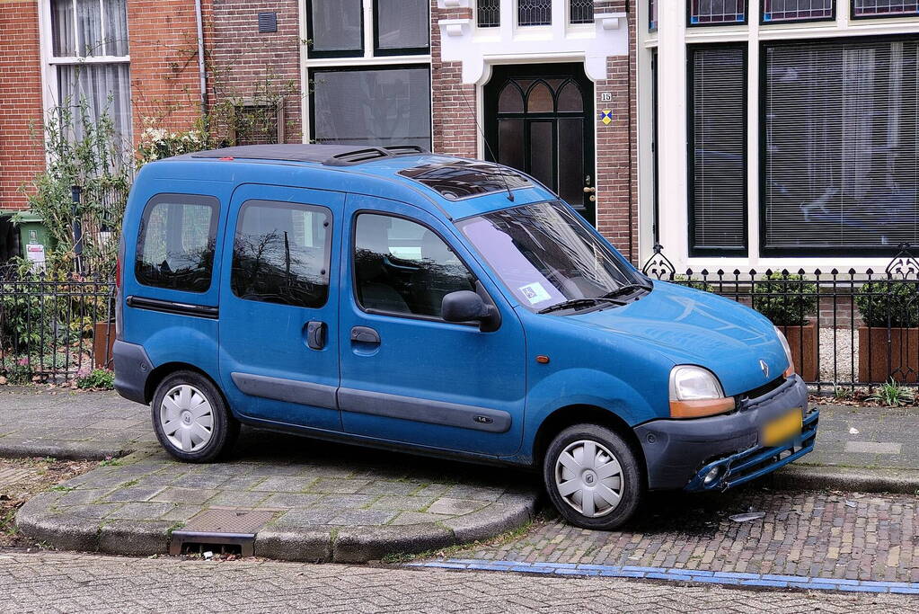 Automobilist botst op geparkeerde voertuig