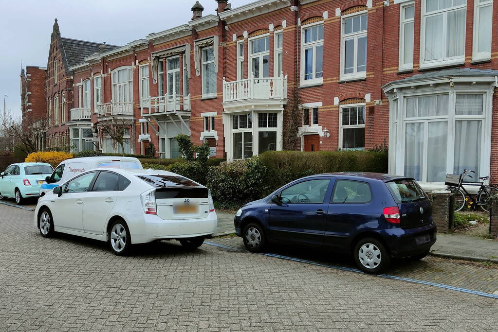 Automobilist botst op geparkeerde voertuig